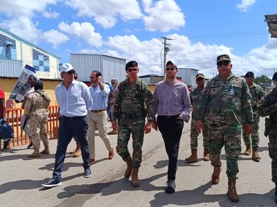 Autoridades dominicanas y delegación de EE. UU. inspeccionan zona fronteriza de Dajabón