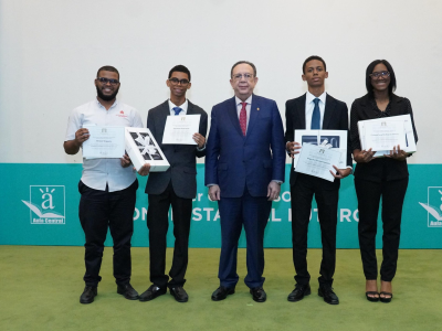 Banco Central premia a jóvenes en la XIII competencia ‘Economistas del Futuro’