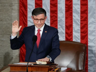 Mike Johnson pide devolver respeto al Congreso tras renuncias por denuncias de agresión sexual