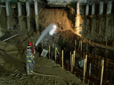 Controlan fuga de gas tras deslizamiento de tierra en Santiago