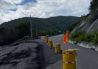 Socavón interrumpe tránsito en carretera Ocoa–Cruce de Ocoa