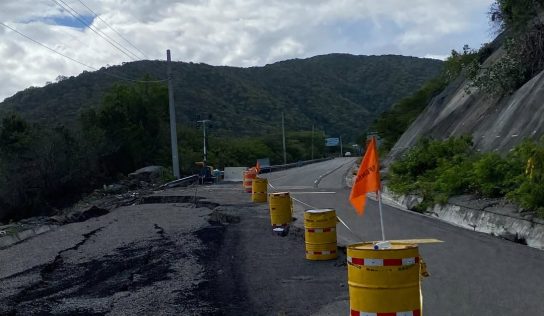 Socavón interrumpe tránsito en carretera Ocoa–Cruce de Ocoa