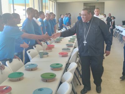Obispo Castro Marte lleva mensaje de esperanza y reconciliación a internos de Las Parras en Miércoles Santo