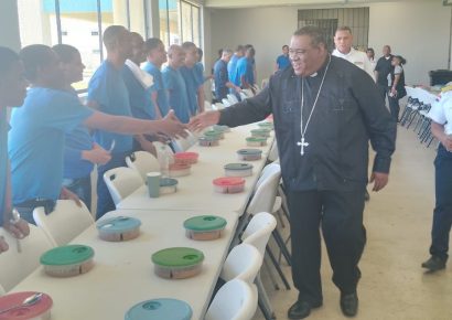 Obispo Castro Marte lleva mensaje de esperanza y reconciliación a internos de Las Parras en Miércoles Santo