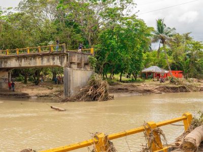 Gobierno ordena reconstrucción de puente derrumbado sobre el río Camú y habilita ruta alternativa