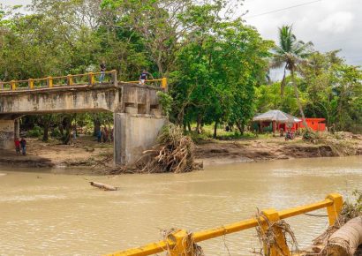 Gobierno ordena reconstrucción de puente derrumbado sobre el río Camú y habilita ruta alternativa