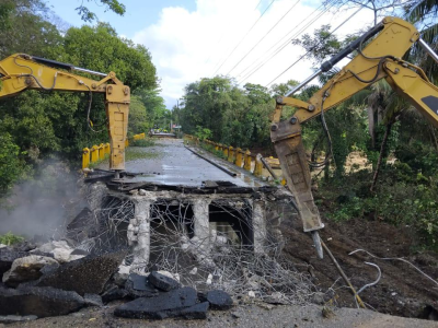 Inician demolición de puente colapsado sobre el río Camú en Puerto Plata