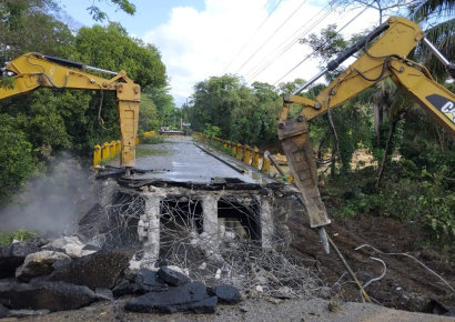 Inician demolición de puente colapsado sobre el río Camú en Puerto Plata