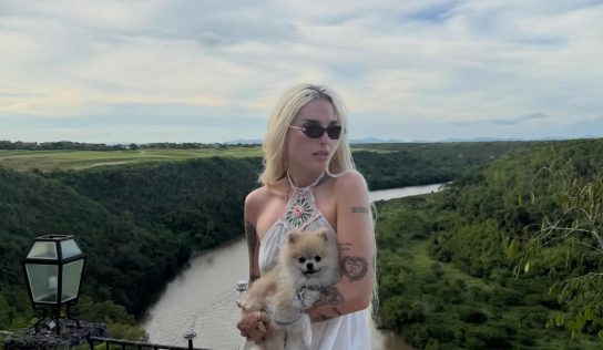 Elena Rose conecta con RD entre música y sancocho