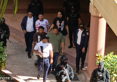 Bajo estricta vigilancia trasladan a imputados por asesinato de chofer en Santiago