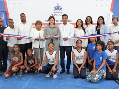 Vicepresidenta Raquel Peña inaugura multiuso remozado en Villa Liberación