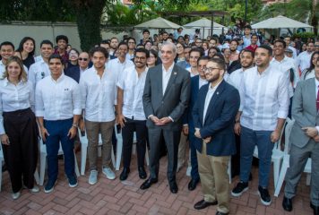 Abinader dialoga con universitarios en “Café Político” y resalta rol de la juventud