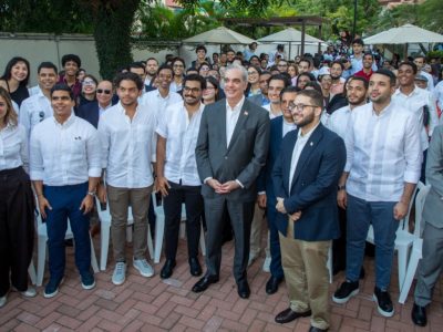 Abinader dialoga con universitarios en “Café Político” y resalta rol de la juventud