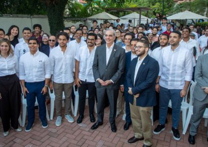 Abinader dialoga con universitarios en “Café Político” y resalta rol de la juventud