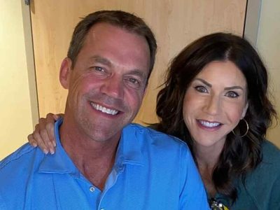 Kristi Noem en el ojo del huracán por presunta “doble vida” de su esposo