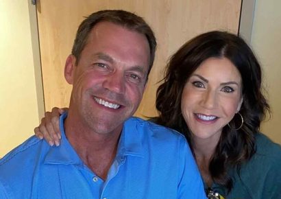 Kristi Noem en el ojo del huracán por presunta “doble vida” de su esposo