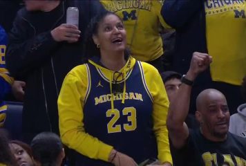 La madre de Yaxel Lendeborg celebra el triunfo de su hijo al coronarse campeón de la NCAA