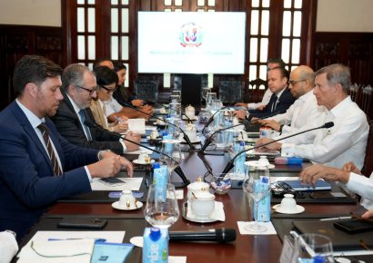 Canciller Roberto Álvarez se reúne con misión antipandillas en Haití tras llegada de tropas internacionales