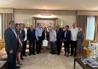 Embajadora de EE. UU. Leah Francis Campos sostiene encuentro con directivos del Grupo Corripio