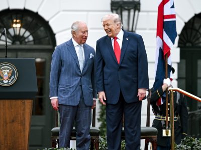 Casa Blanca publica foto de Trump y Carlos III con leyenda «dos reyes» y desata críticas