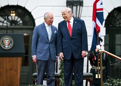 Casa Blanca publica foto de Trump y Carlos III con leyenda «dos reyes» y desata críticas