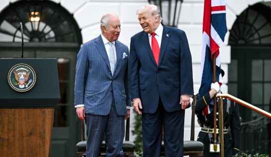 Casa Blanca publica foto de Trump y Carlos III con leyenda «dos reyes» y desata críticas