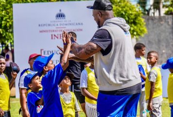 INEFI y la NFL hacen historia: Byron Matos lidera clínica de Flag Football para cientos de estudiantes dominicanos