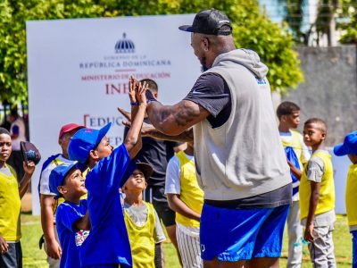 INEFI y la NFL hacen historia: Byron Matos lidera clínica de Flag Football para cientos de estudiantes dominicanos