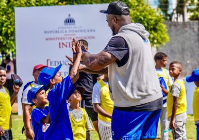 INEFI y la NFL hacen historia: Byron Matos lidera clínica de Flag Football para cientos de estudiantes dominicanos