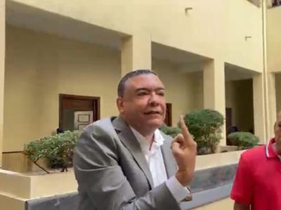 Comunicador Johossan Capell agrede a padre de víctima del caso Jet Set fuera del tribunal donde se celebraba la audiencia preliminar contra los hermanos Espaillat