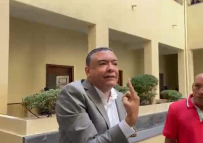 Comunicador Johossan Capell agrede a padre de víctima del caso Jet Set fuera del tribunal donde se celebraba la audiencia preliminar contra los hermanos Espaillat