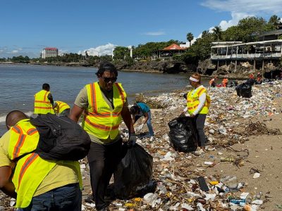 Medio Ambiente lidera jornada de limpieza en playas Montesinos y San Gil