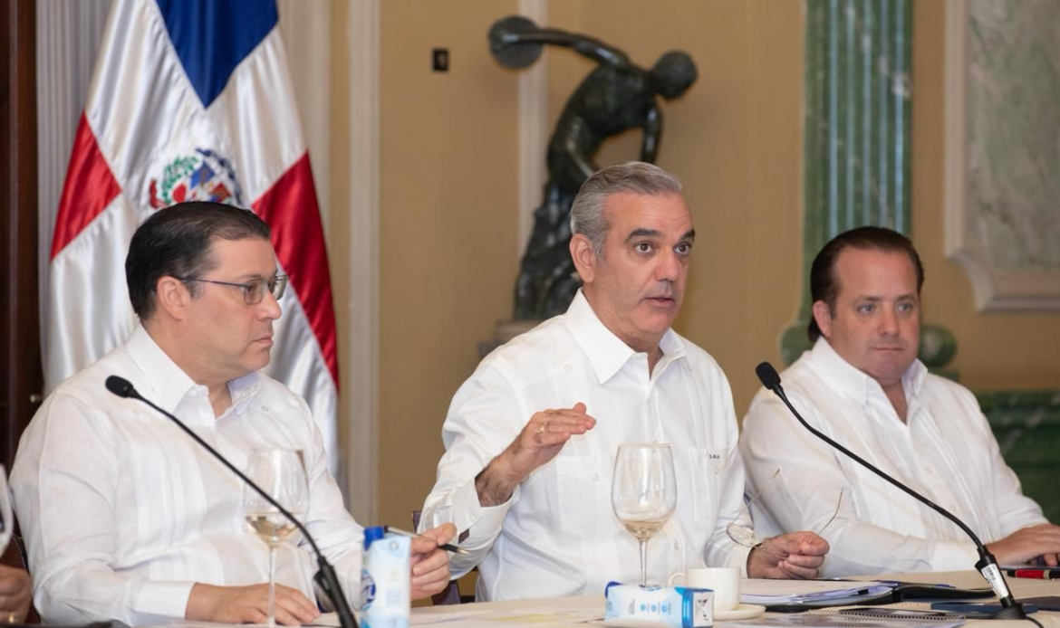 Abinader mantiene precios de combustibles y refuerza diálogo con sectores productivos