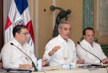 Abinader mantiene precios de combustibles y refuerza diálogo con sectores productivos