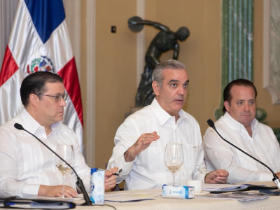 Abinader mantiene precios de combustibles y refuerza diálogo con sectores productivos