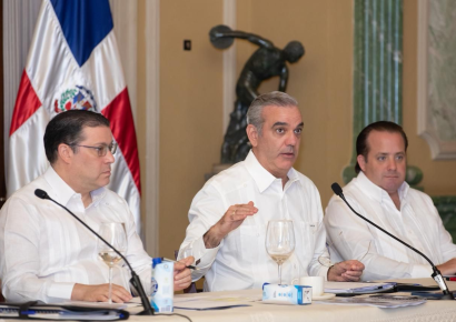 Abinader mantiene precios de combustibles y refuerza diálogo con sectores productivos