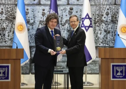 Presidente de Argentina Javier Milei recibe la Medalla Presidencial de Israel por su “claridad moral”