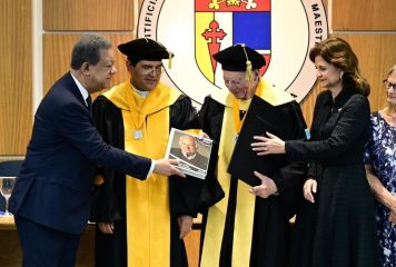 Leonel Fernández participa en acto académico de la PUCMM