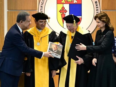 Leonel Fernández participa en acto académico de la PUCMM