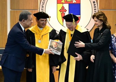 Leonel Fernández participa en acto académico de la PUCMM