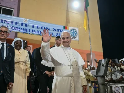 El papa León XIV advierte sobre la destrucción del mundo por “unos pocos tiranos” durante su visita a Camerún