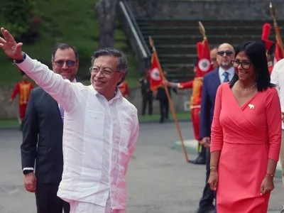 Petro es recibido por Delcy Rodríguez en Caracas en su primera visita oficial a Venezuela tras la captura de Maduro