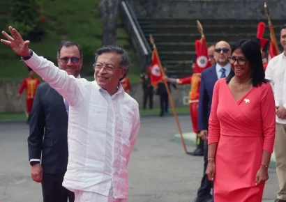 Petro es recibido por Delcy Rodríguez en Caracas en su primera visita oficial a Venezuela tras la captura de Maduro
