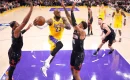 LeBron y Kennard lideran triunfo de Lakers en inicio de playoffs