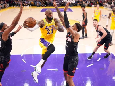 LeBron y Kennard lideran triunfo de Lakers en inicio de playoffs