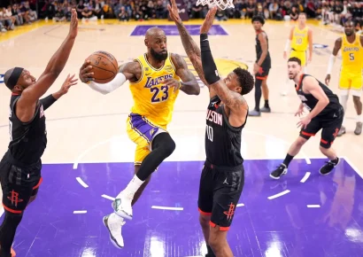LeBron y Kennard lideran triunfo de Lakers en inicio de playoffs