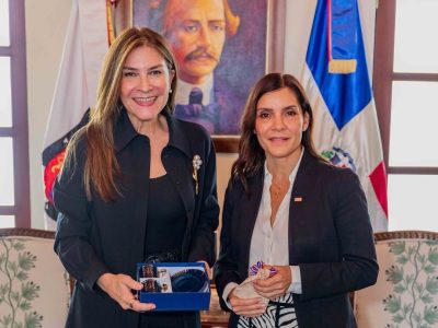 La alcaldesa Carolina Mejía recibe a la embajadora de EE. UU. Leah Campos, para fortalecer los vínculos entre ambos países