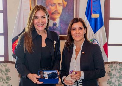 La alcaldesa Carolina Mejía recibe a la embajadora de EE. UU. Leah Campos, para fortalecer los vínculos entre ambos países