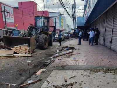 Alcaldía del DN recibe respaldo de asociaciones de buhoneros para recuperar espacios ocupados en las avenidas Duarte y París