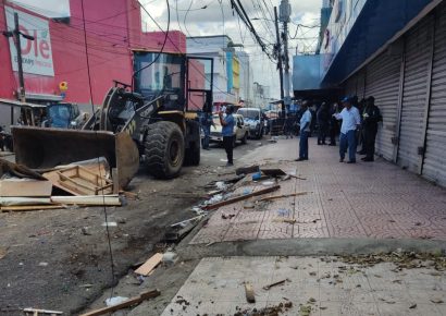 Alcaldía del DN recibe respaldo de asociaciones de buhoneros para recuperar espacios ocupados en las avenidas Duarte y París